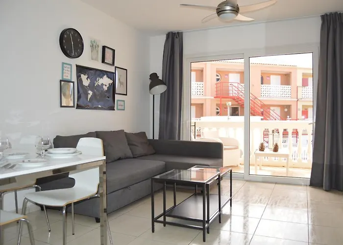 Coqueto En Parque Carolina * Costa Del Silencio